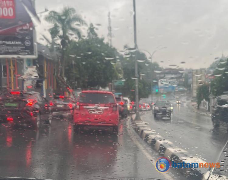 Prakiraan Cuaca Kota Batam Sabtu, 18 Januari 2025: Hujan Badai Mendominasi Seharian