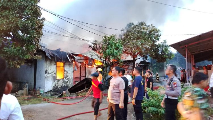 Kebakaran Hebat di Asrama Polisi Blok C Batam: 4 Rumah Hangus, Proses Pemadaman Berlangsung