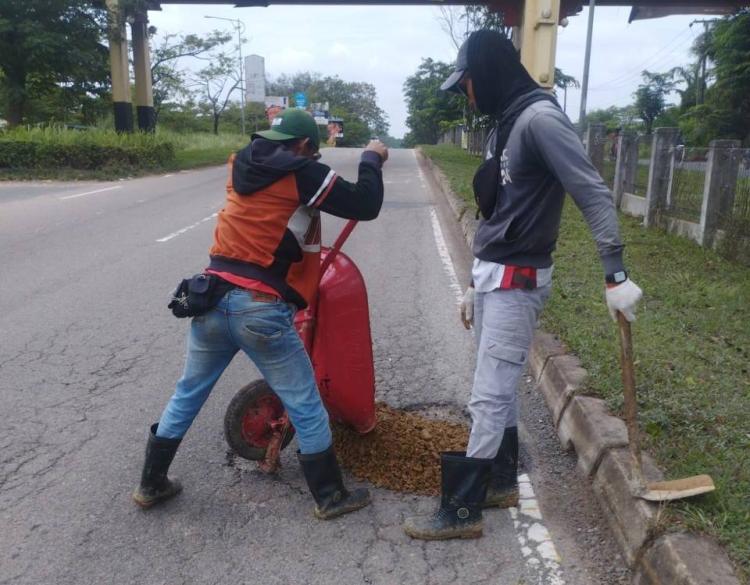 Jalan di Batam Rusak Parah Akibat Hujan, Kepala Dinas Binarmaga Minta Warga Bersabar