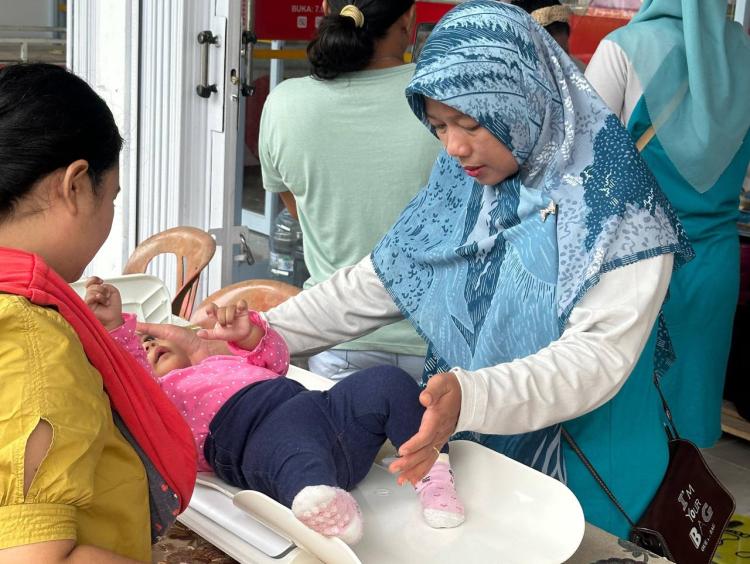 Peringati Hari Gizi Nasional, Alfamart Gelar Posyandu di 35 Kabupaten/Kota