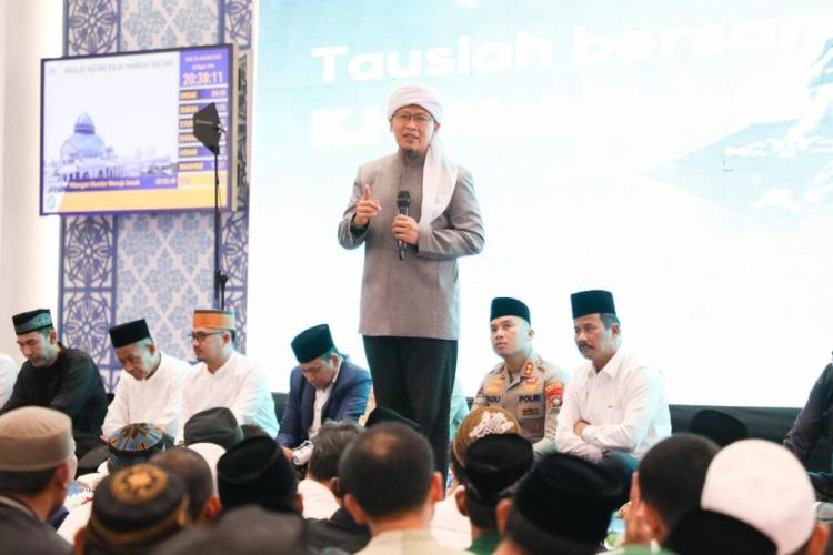 Aa Gym Ingatkan Hikmah Isra Mikraj di Hadapan Ribuan Warga Batam