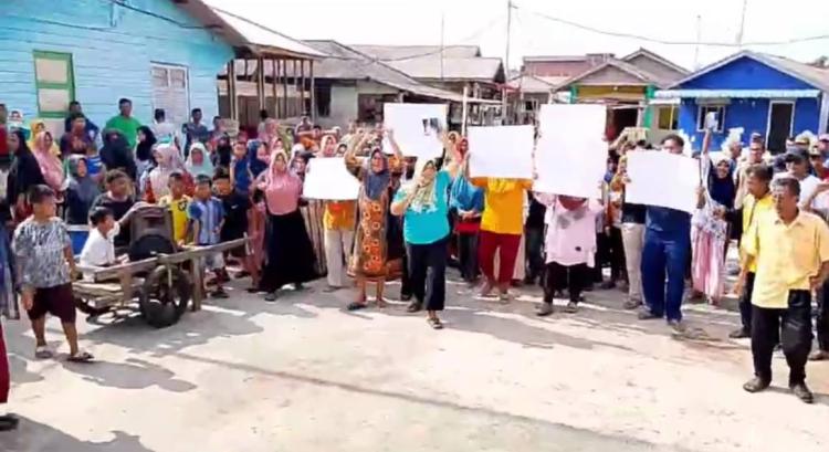 Warga Desa Sugi Demo Penjualan Lahan Mangrove, Diduga Tanpa Persetujuan