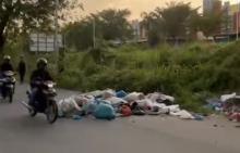 Anggota DPRD Kepri Blokir Jalanan Pakai Tumpukan Sampah