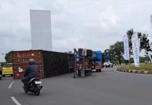 Kontainer Terlepas di Simpang Basecamp Batuaji, Lalu Lintas Sempat Macet