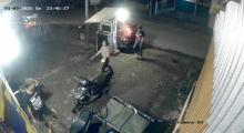 Pakai Mobil Ratusan Juta, Sekelompok Muda-Mudi Curi BBM Eceran di Toko Kelontong 