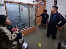 Brimob Kompi 2 Yon A Pelopor Bantu Warga Terdampak Banjir di Karimun