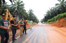 Kondisi Jalan Lintas Timur Masih Licin, Pengendara Diminta Waspadai Longsor Susulan