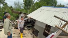 Rumah Nelayan di Desa Pongkar Ambruk Diterjang Abrasi Laut