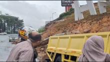 Truk Warga Rusak Parah Tertimpa Longsor di Seraya Atas