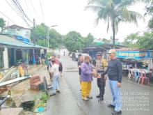 Tujuh Rumah di Kampung Melayu Terdampak Longsor, Polsek Batam Kota Sigap Tangani Bencana