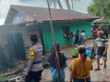 Polres Lingga Berikan Bantuan Sembako kepada Warga Korban Rumah Ambruk di Desa Laboh