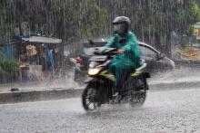 6 Tips Tetap Aman Berkendara Saat Hujan di Batam