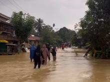 Hujan Semalaman dan Pasang Laut Tinggi, Daik Lingga Kembali Terendam Banjir