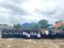 Rektor dan 4 Doktor UMRAH Bangkitkan Semangat Siswa MTs Aqidatunnajin di Daik Lingga Gapai Cita-cita