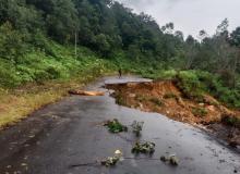 Jalan Menuju Desa Kelumu di Lingga Longsor, Akses Warga Terancam Terputus