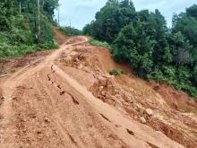 Jalan Menuju Kampung Serteh di Desa Kelumu Lingga Longsor, Akses Terancam Putus