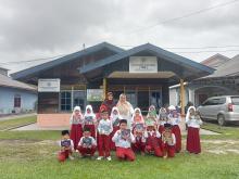 Siswa SDI Integral Luqman Al Hakim Gelar Kunjungan Edukatif ke Rumah Literasi Daik Lingga