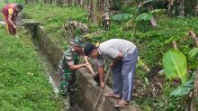 Polsek Daik Lingga, TNI dan Warga Kampung Pahang Gotong Royong Ciptakan Lingkungan Bersih