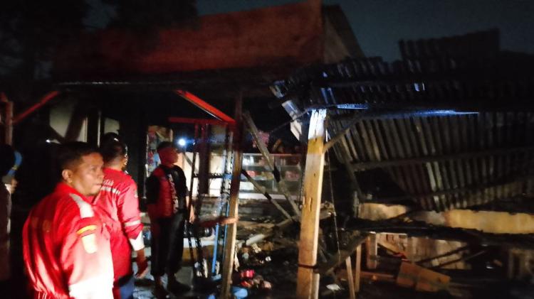 Breaking News! Dua Rumah dan Warung di Kampung Dalam Palm Beach Batam Ludes Terbakar