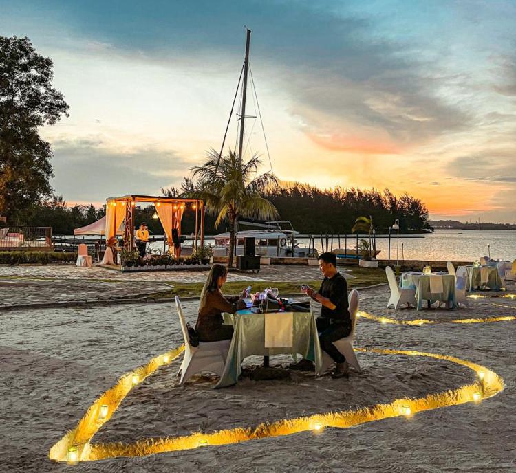 HARRIS Resort Waterfront Batam Hadirkan Rangkaian Promosi Spesial di Bulan Februari 2025