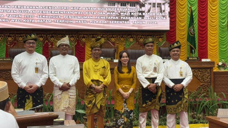 Berbusana Adat! Amsakar Achmad dan Li Claudia Chandra Disahkan Jadi Wali Kota dan Wakil Wali Kota Batam 2025-2030 