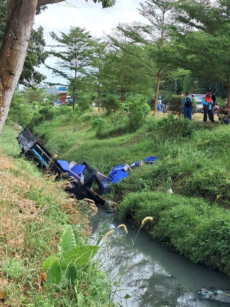 Mobil Pick Up Terperosok ke Selokan di Piayu, Alami Kerusakan Parah