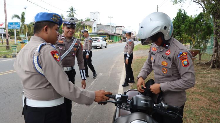 Ops Keselamatan Seligi 2025, Sat Lantas Polres Lingga Bagikan Brosur dan Beri Teguran Humanis