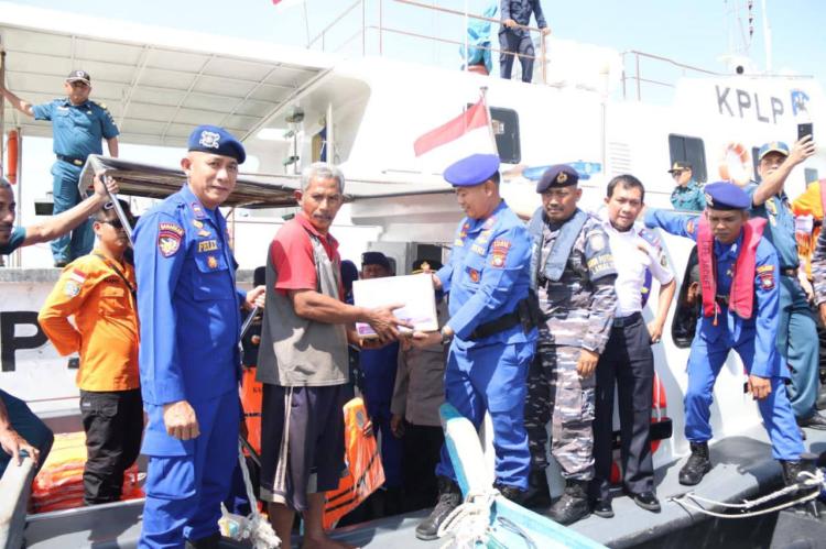Antisipasi Cuaca Buruk, 200 Life Jacket dan 30 Paket Sembako Dibagikan ke Nelayan Karimun