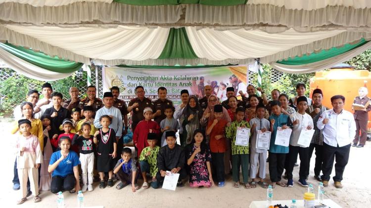 Jaksa Agung Muda Pengawasan RI Serahkan 100 Akta Kelahiran dan KIA untuk Anak Binaan LKSA di Batam, Dukung Hak-Hak Anak