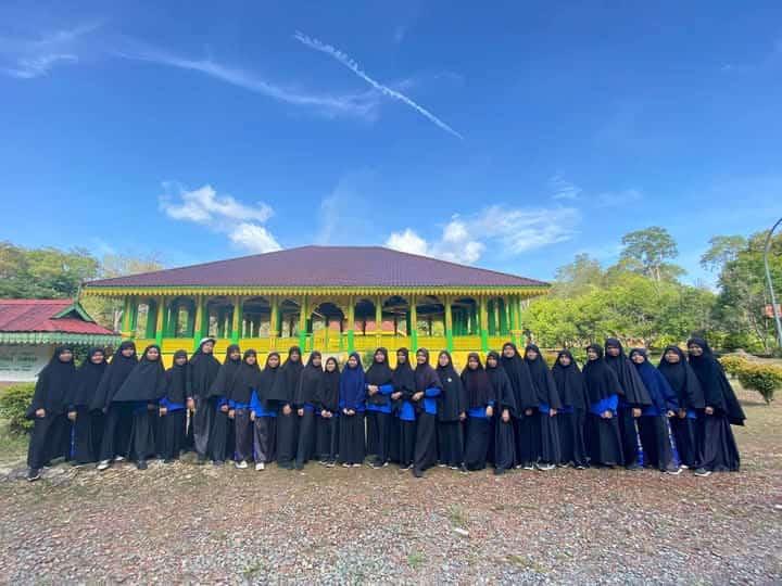 Jelajah Sejarah! Siswa SMP Integral Luqman Al Hakim Lingga Kunjungi Situs Cagar Budaya di Daik
