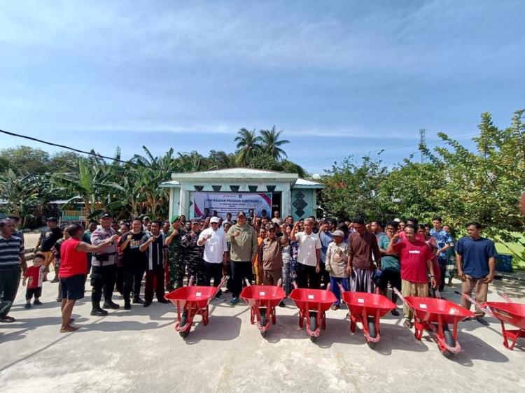 BRK Syariah Serahkan 167 Gerobak Sorong untuk Warga Desa Mengkait, Anambas