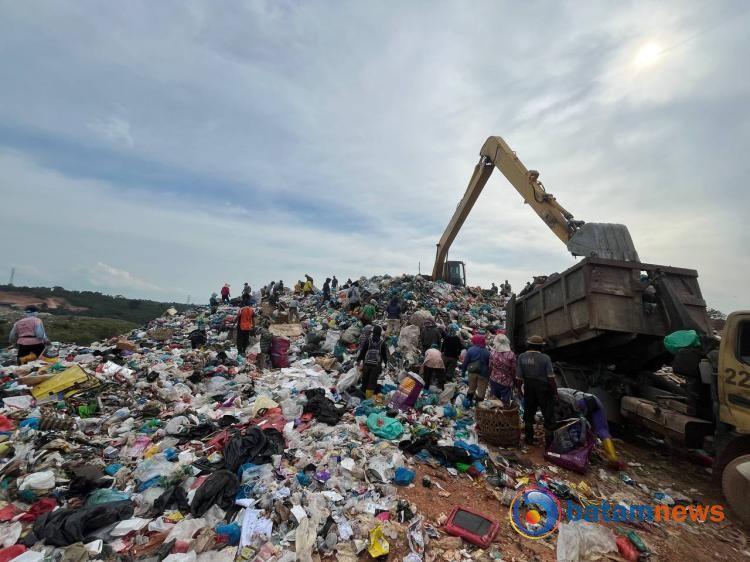 Kisah Andi, Pemulung Muda yang Mengais Rezeki di TPA Punggur Batam