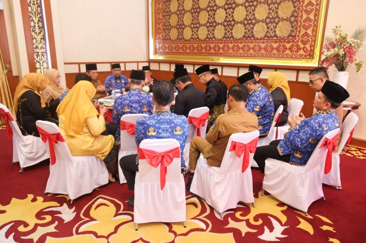 Prosesi Penyambutan Adat Melayu untuk Gubernur dan Wakil Gubernur Kepri Terpilih pada 1 Maret 2025