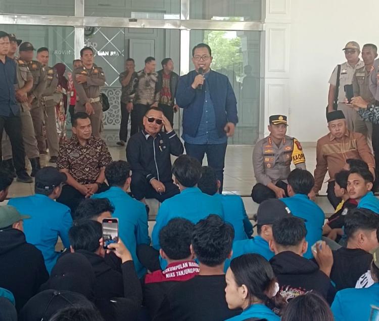 Mahasiswa Kepulauan Riau Demo Efisiensi Anggaran di DPRD, Bahktiar Janji Suarakan Aspirasi ke Pusat