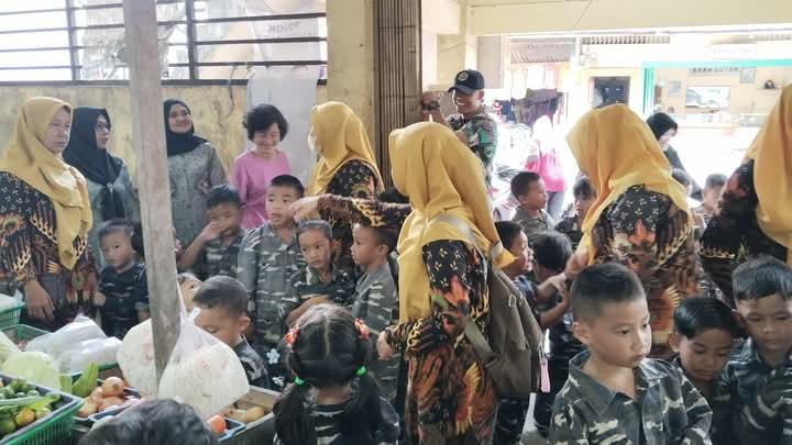 Outing Class TK dan KB Hang Tuah Dabo Singkep: Belajar Berbelanja di Pasar Sayur dan Buah