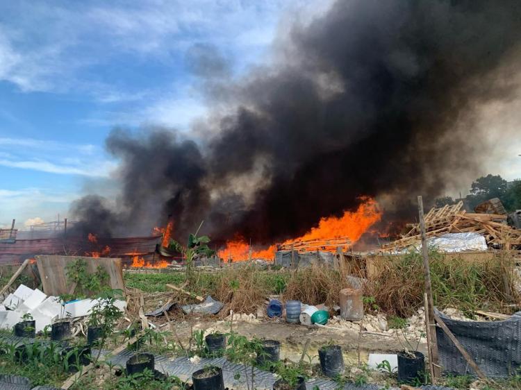 Kebakaran Lahan di Belakang Ruko Pasar Melayu Batam, Kerugian Capai Ratusan Juta