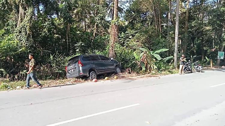 Kecelakaan Tunggal di Karimun, Avanza Tabrak Pohon Kelapa di Desa Pangke