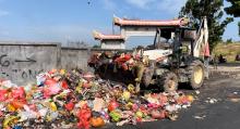 DLH Karimun Bersihkan Tumpukan Sampah di Sejumlah TPS, Target Angkut 58 Ton