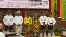 Berbusana Adat! Amsakar Achmad dan Li Claudia Chandra Disahkan Jadi Wali Kota dan Wakil Wali Kota Batam 2025-2030 