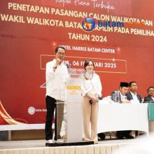 Berkas Usulan Penetapan Amsakar Achmad - Li Claudia Chandra ke DPRD Batam