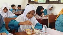 Menu Bergizi untuk Siswa! Program MBG Resmi Diuji Coba di SDN 007 Panggak Darat Lingga