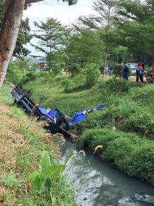 Mobil Pick Up Terperosok ke Selokan di Piayu, Alami Kerusakan Parah