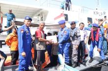Antisipasi Cuaca Buruk, 200 Life Jacket dan 30 Paket Sembako Dibagikan ke Nelayan Karimun
