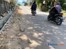 Warga Tanjung Buntung Keluhkan Sisa Galian Proyek Pipa, Jalan Berlumpur dan Berdebu