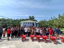 BRK Syariah Serahkan 167 Gerobak Sorong untuk Warga Desa Mengkait, Anambas