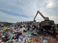 Kisah Andi, Pemulung Muda yang Mengais Rezeki di TPA Punggur Batam