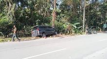 Kecelakaan Tunggal di Karimun, Avanza Tabrak Pohon Kelapa di Desa Pangke