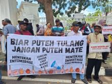 Ratusan Warga Rempang Gelar Aksi Damai Depan Kantor Wali Kota, 