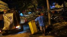 Tumpukan Sampah di Kawasan Pelabuhan Karimun Akhirnya Dibersihkan Petugas pada Malam Hari