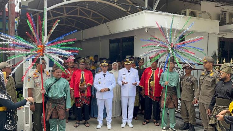 Bupati Iskandarsyah dan Wakil Bupati Rocky Disambut Dengan Tradisi Melayu